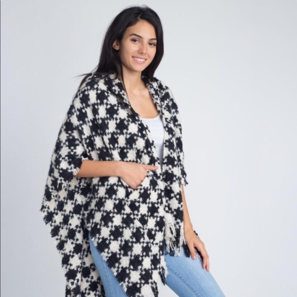 Sweaters - Chic Boutique Houndstooth shawl